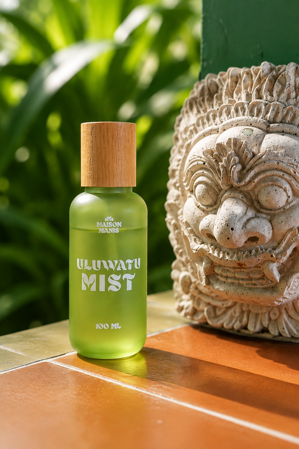 Uluwatu Mist body mist naast een Balinees stenen beeld